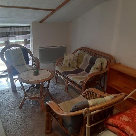 petite Maison ancienne charentaise ,dans un village au calme idéal travailleur soigné et pas de destructeur de logement ou d'appareil Brigueuil Esterno foto