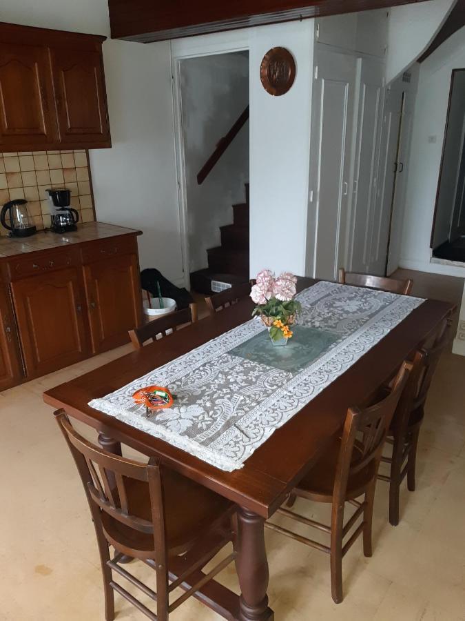 petite Maison ancienne charentaise ,dans un village au calme idéal travailleur soigné et pas de destructeur de logement ou d'appareil Brigueuil Esterno foto