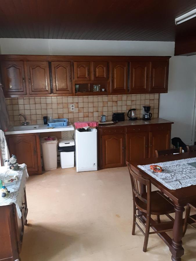 petite Maison ancienne charentaise ,dans un village au calme idéal travailleur soigné et pas de destructeur de logement ou d'appareil Brigueuil Esterno foto