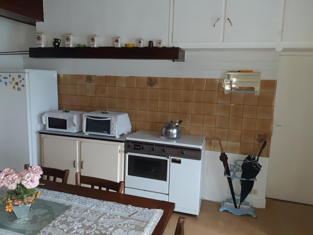 petite Maison ancienne charentaise ,dans un village au calme idéal travailleur soigné et pas de destructeur de logement ou d'appareil Brigueuil Esterno foto