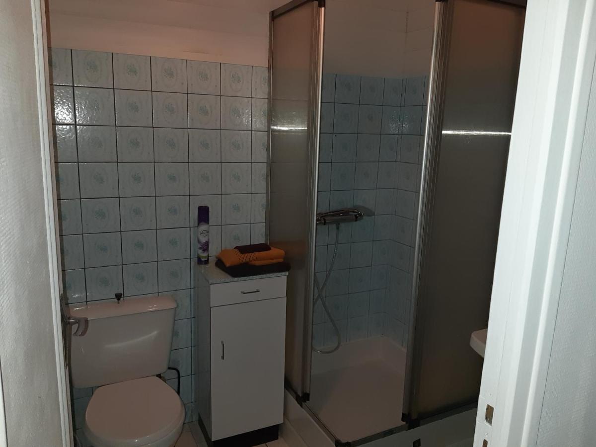 petite Maison ancienne charentaise ,dans un village au calme idéal travailleur soigné et pas de destructeur de logement ou d'appareil Brigueuil Esterno foto