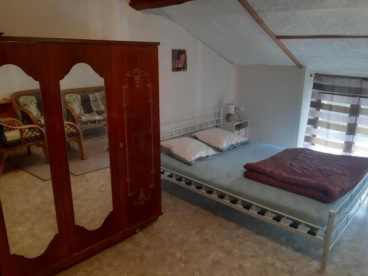 petite Maison ancienne charentaise ,dans un village au calme idéal travailleur soigné et pas de destructeur de logement ou d'appareil Brigueuil Esterno foto