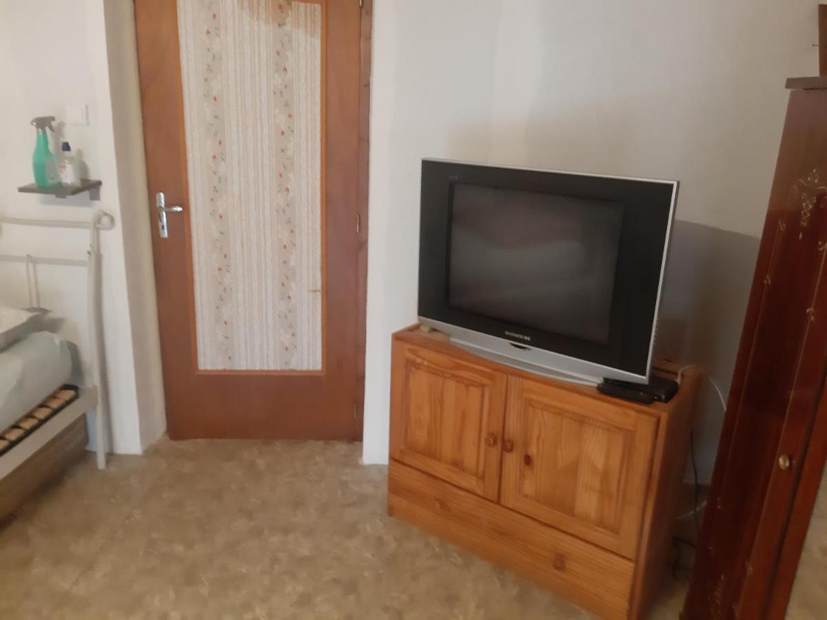 petite Maison ancienne charentaise ,dans un village au calme idéal travailleur soigné et pas de destructeur de logement ou d'appareil Brigueuil Esterno foto