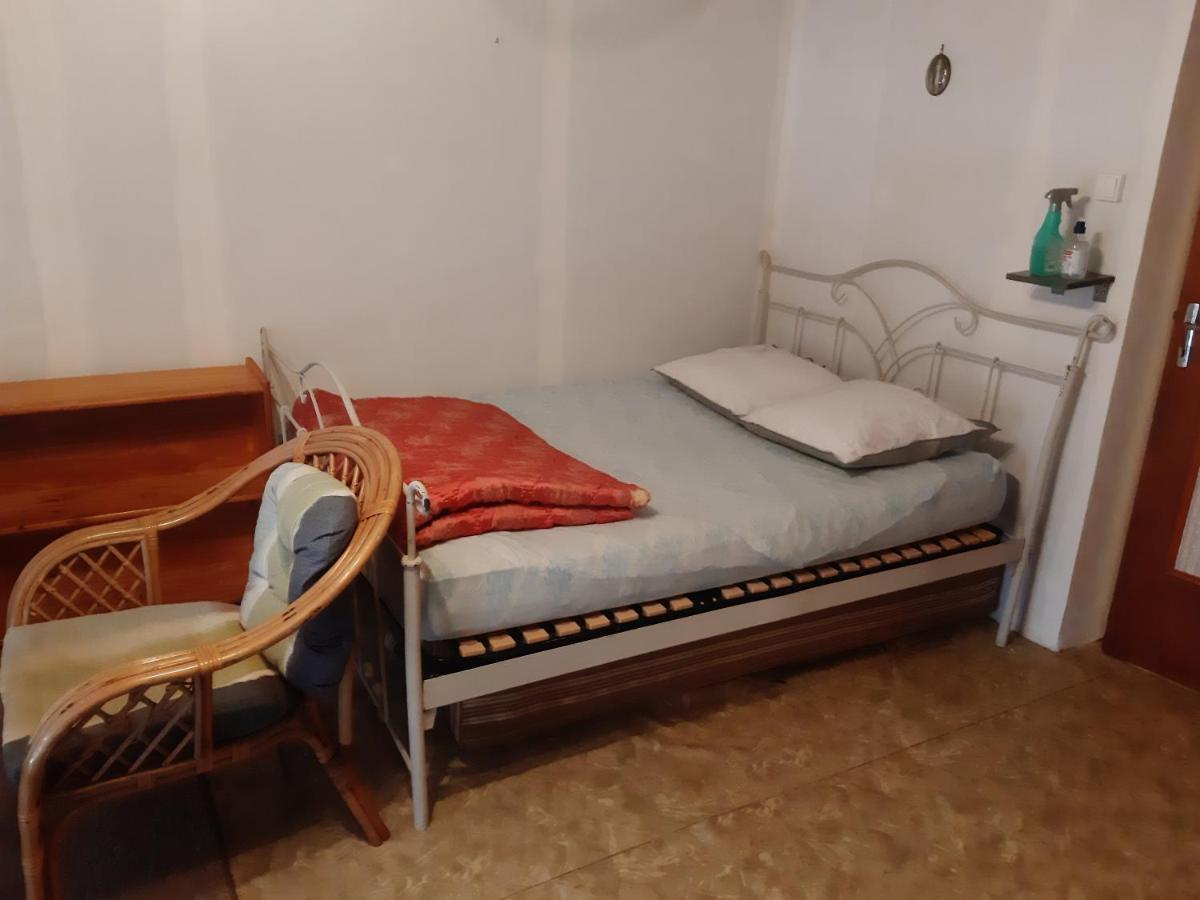 petite Maison ancienne charentaise ,dans un village au calme idéal travailleur soigné et pas de destructeur de logement ou d'appareil Brigueuil Esterno foto